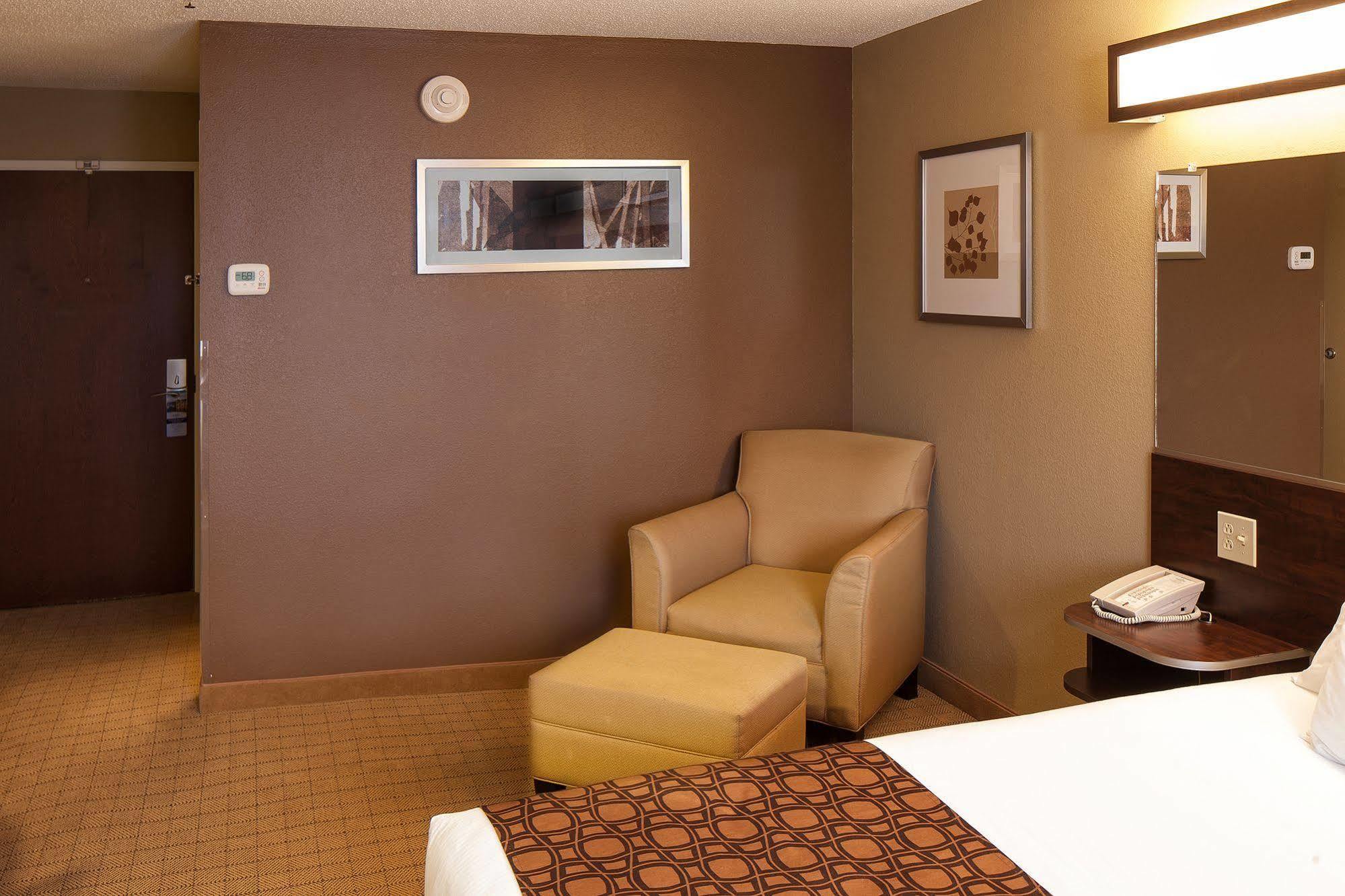 Microtel Inn & Suites By Wyndham St Clairsville - Wheeling St. Clairsville Eksteriør billede